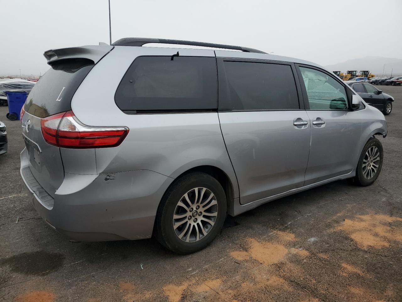 TOYOTA SIENNA XLE