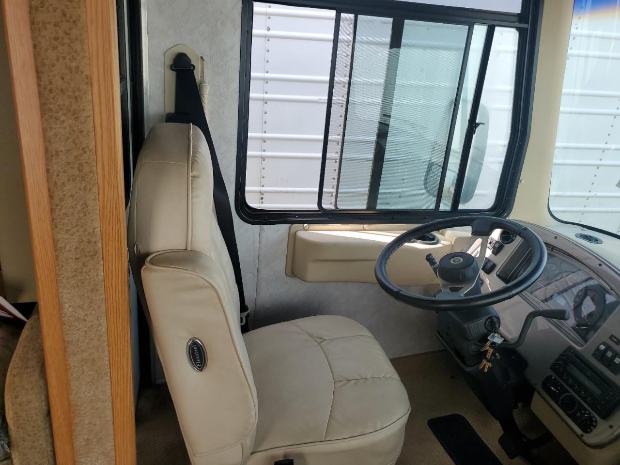 Lot #3246801856 2005 WORKHORSE CUSTOM CHASSIS MOTORHOME