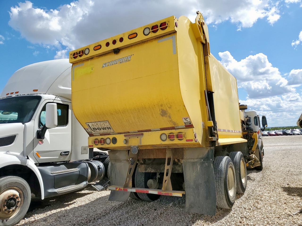 Lot #3256367334 2018 PETERBILT 320