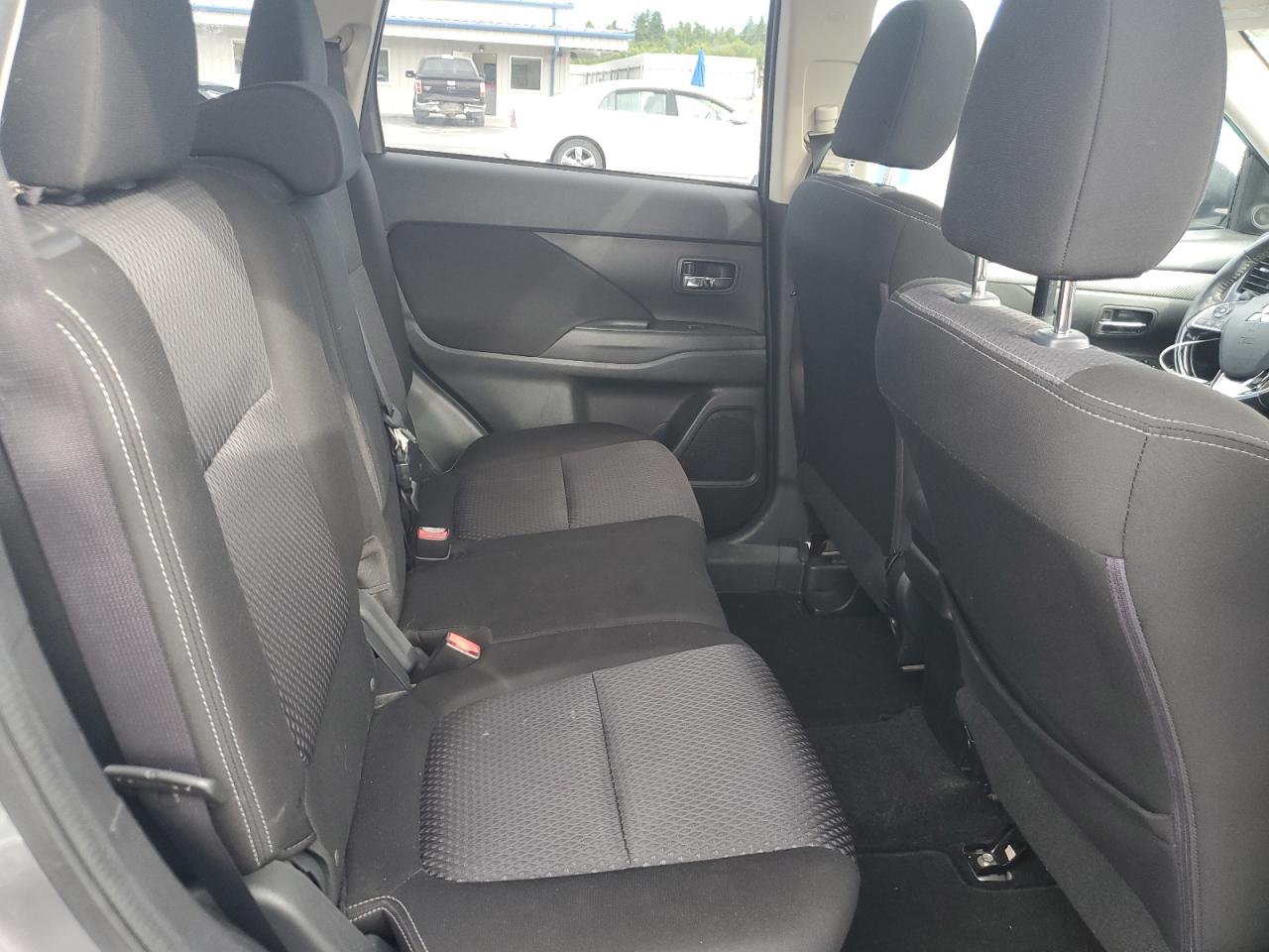 MITSUBISHI OUTLANDER SE