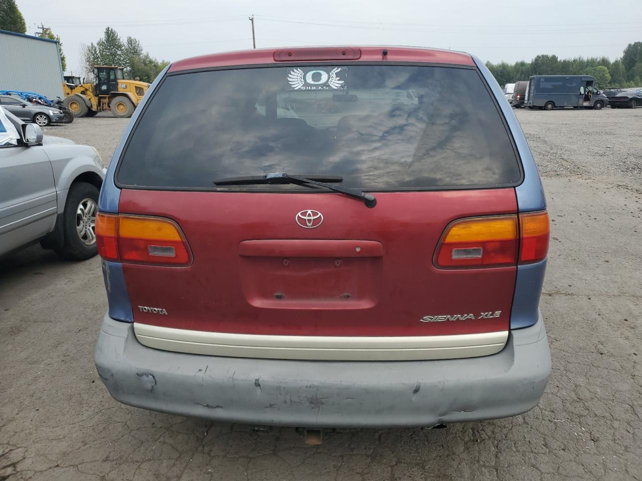 Lot #3242712946 2000 TOYOTA SIENNA CE