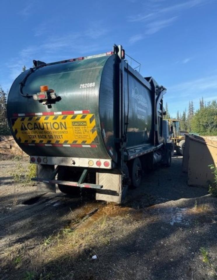 Lot #3240960195 2000 PETERBILT 320