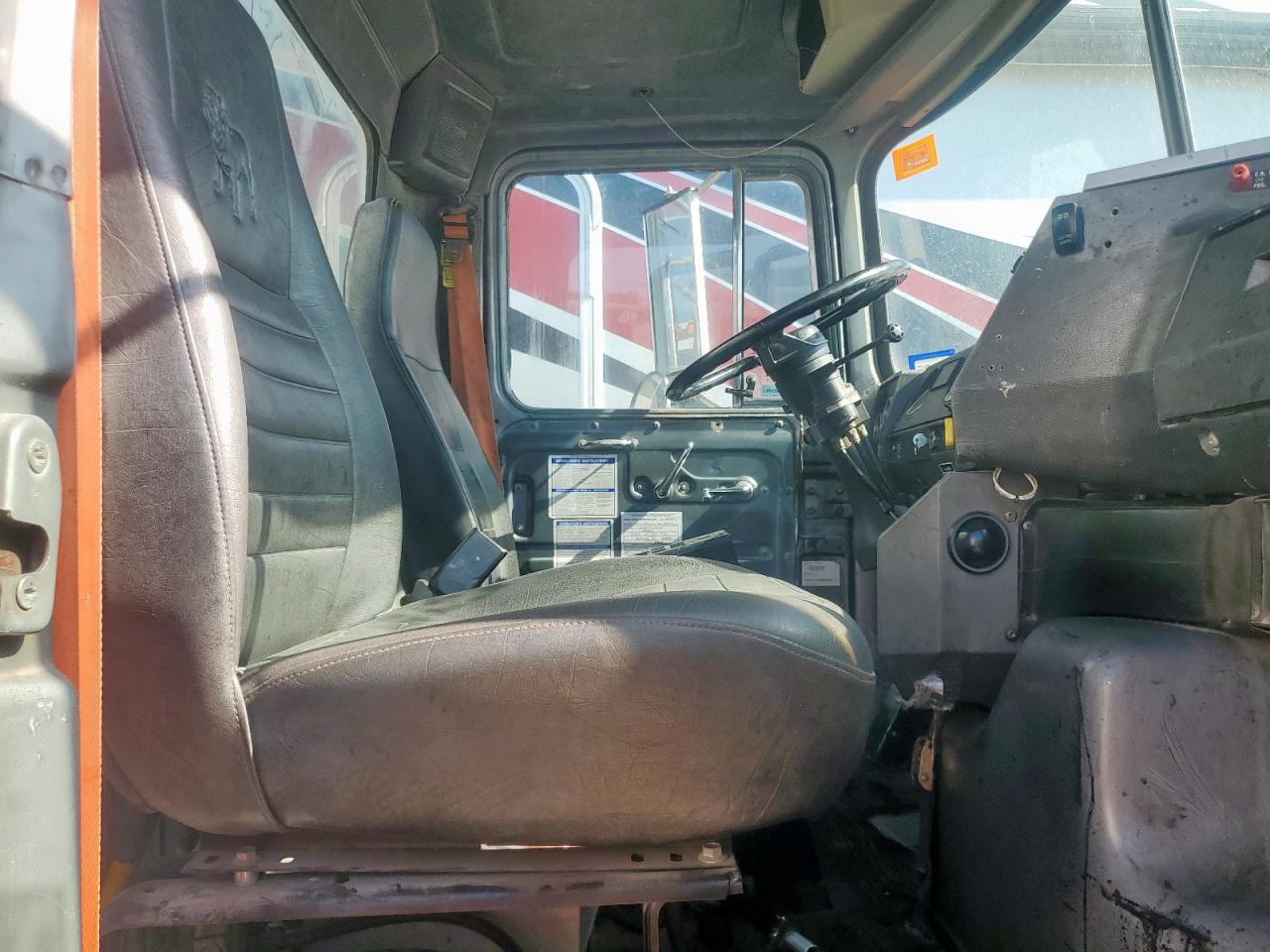 Lot #3305436440 2005 MACK CONCRETE F