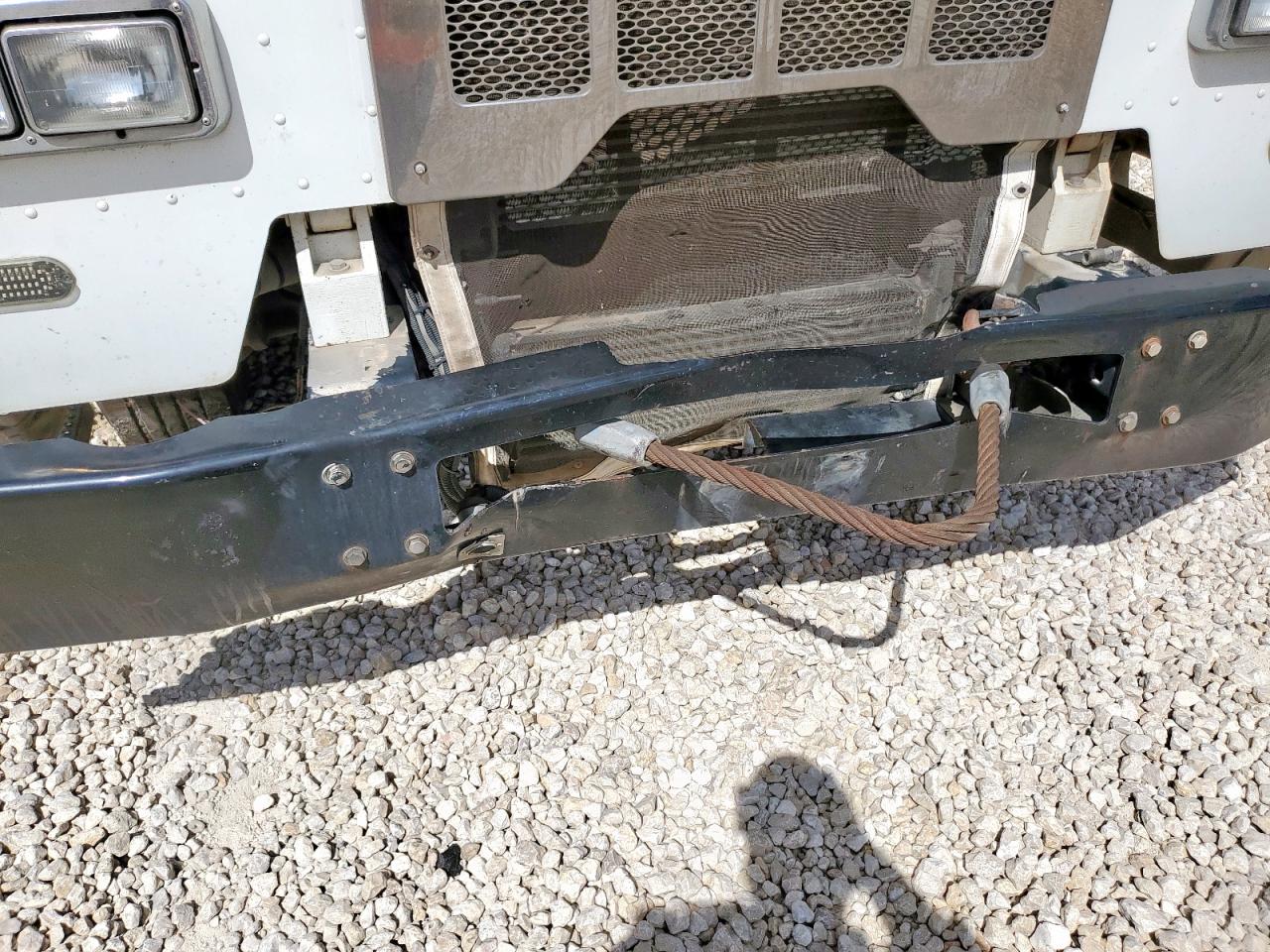 Lot #3256367334 2018 PETERBILT 320