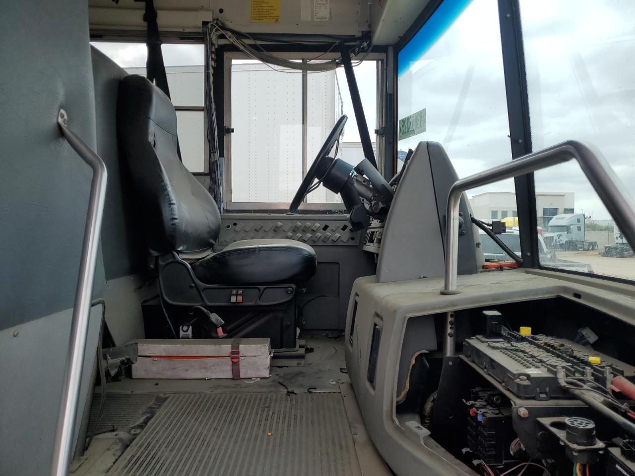 Lot #3260376592 2011 THOMAS SAF-T-LINER HDX