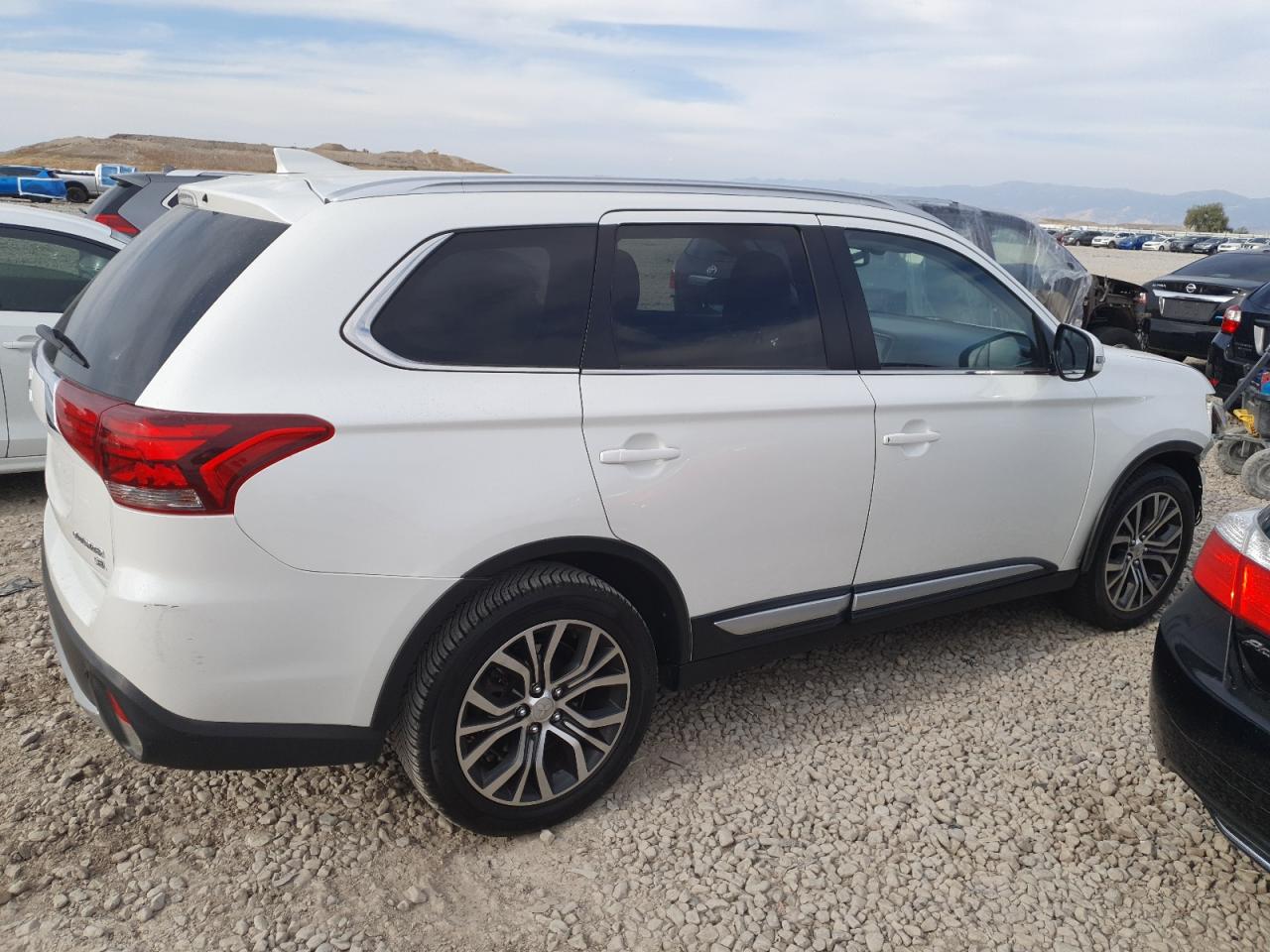 MITSUBISHI OUTLANDER SE