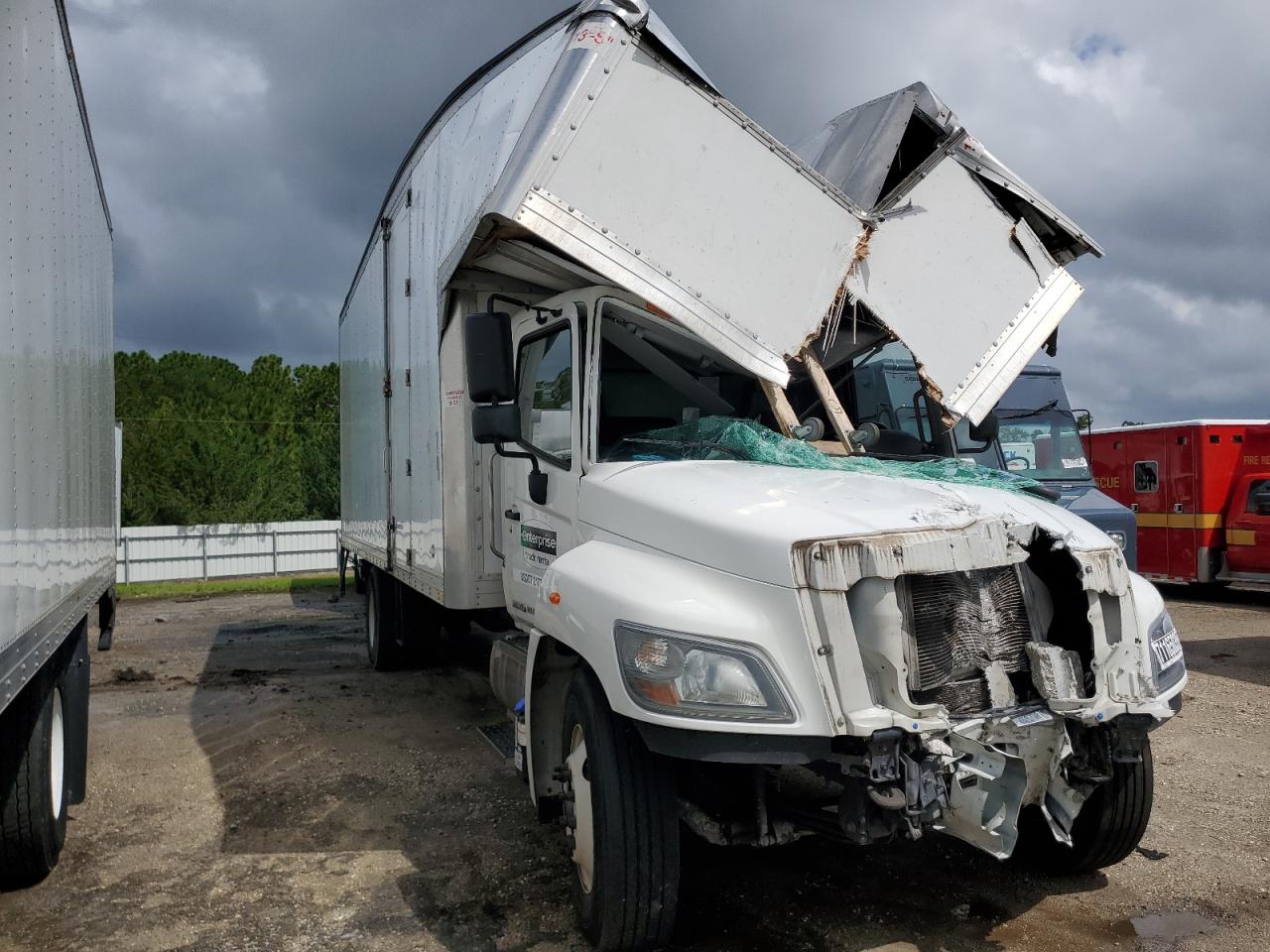 Lot #3304609457 2019 HINO 258/268