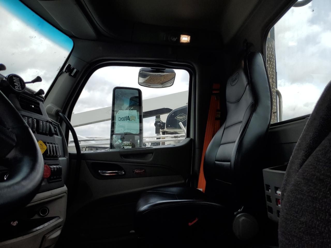 Lot #3240057512 2021 PETERBILT TRACTOR 579