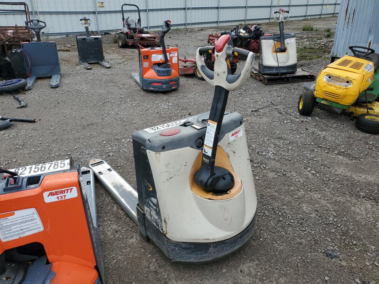 Lot #3246796840 2020 CROWN ELECTRIC PALLET JACK