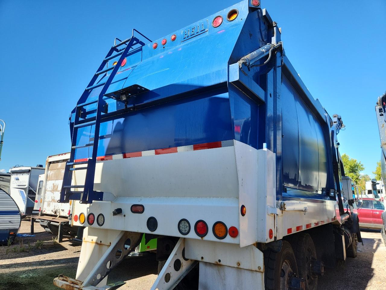 Lot #3268952250 2010 MACK 600 LEU600