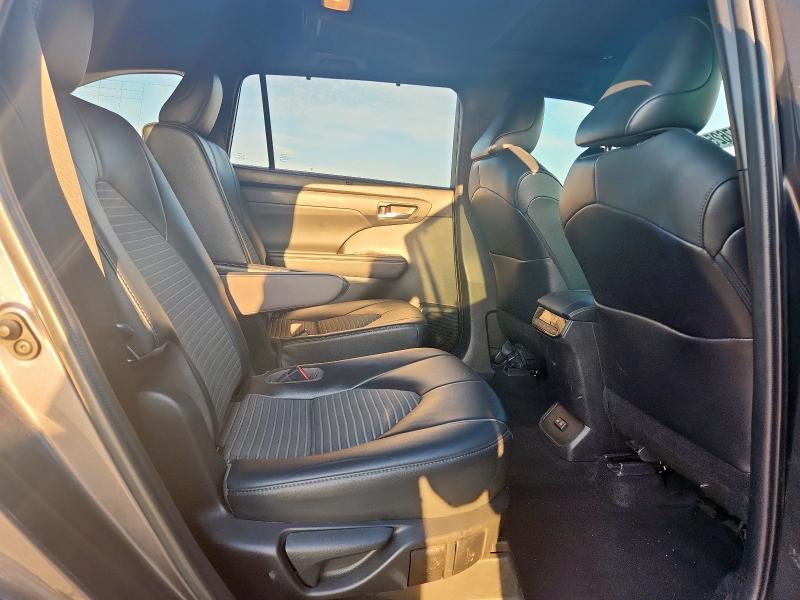 2022 TOYOTA HIGHLANDER - 5TDJZRAH5NS098479