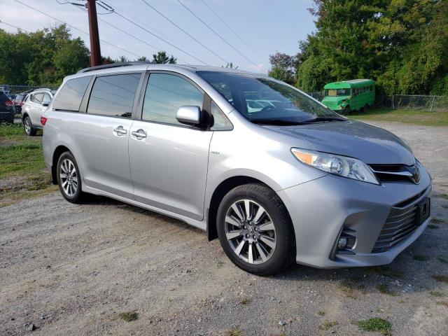 TOYT SIENNA XLE 2018 silver  gas 5TDDZ3DC8JS192358 photo #1