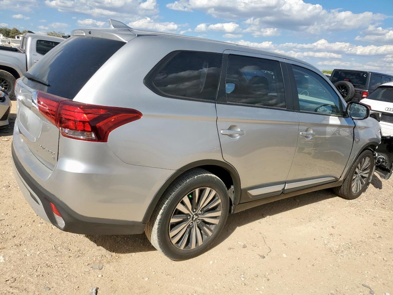 MITSUBISHI OUTLANDER SE