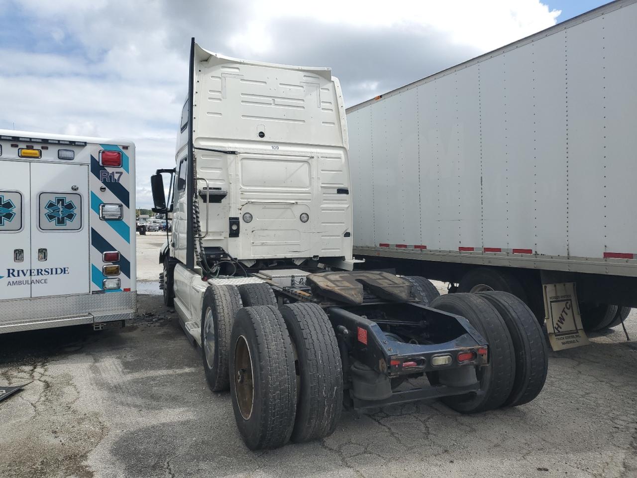 Lot #3262220114 2020 VOLVO VNL