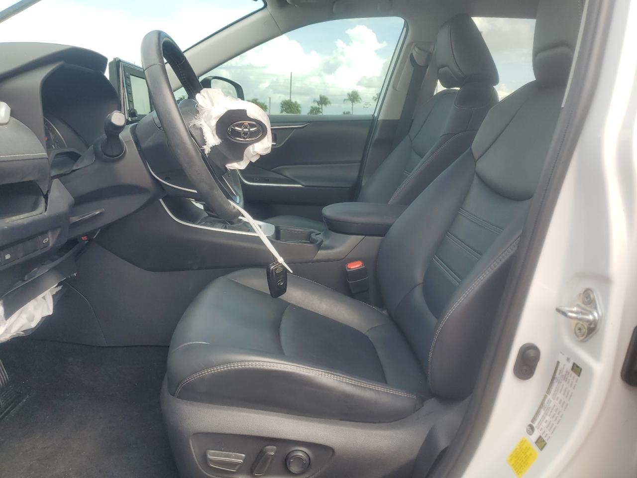 TOYOTA RAV4 XLE PREMIUM