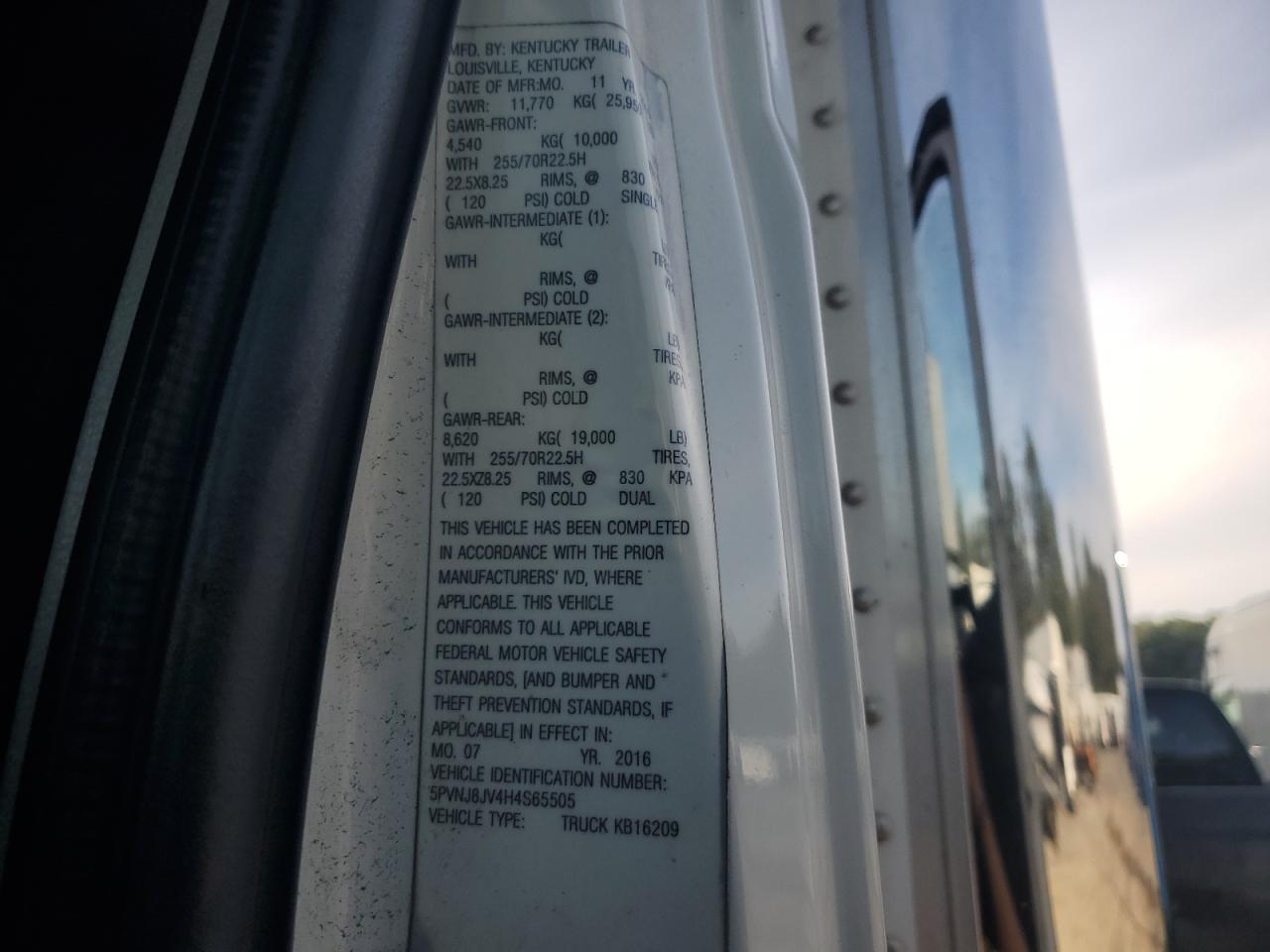 Lot #3262128599 2017 HINO 258/268