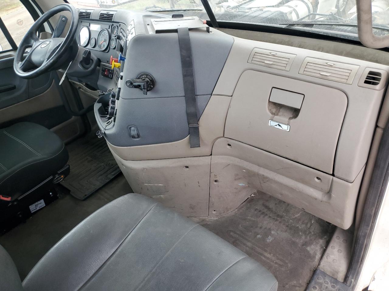 Lot #3246032188 2017 FREIGHTLINER CASCADIA 1