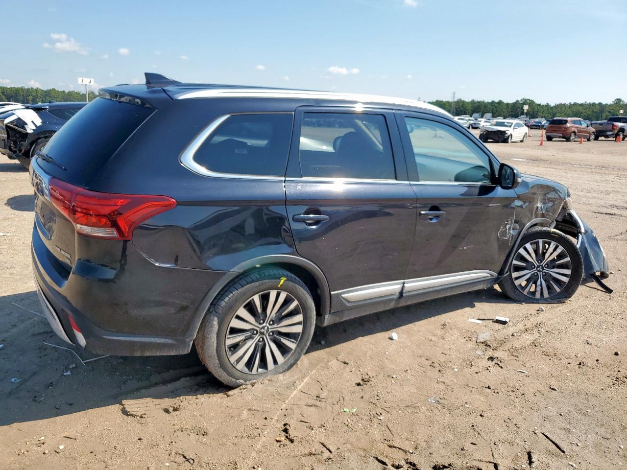 MITSUBISHI OUTLANDER SE