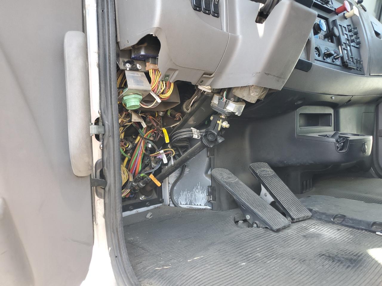 Lot #3285525330 2017 PETERBILT TRACTOR 348