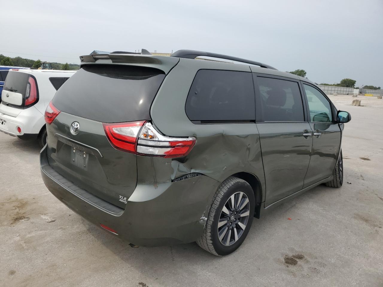 TOYOTA SIENNA XLE