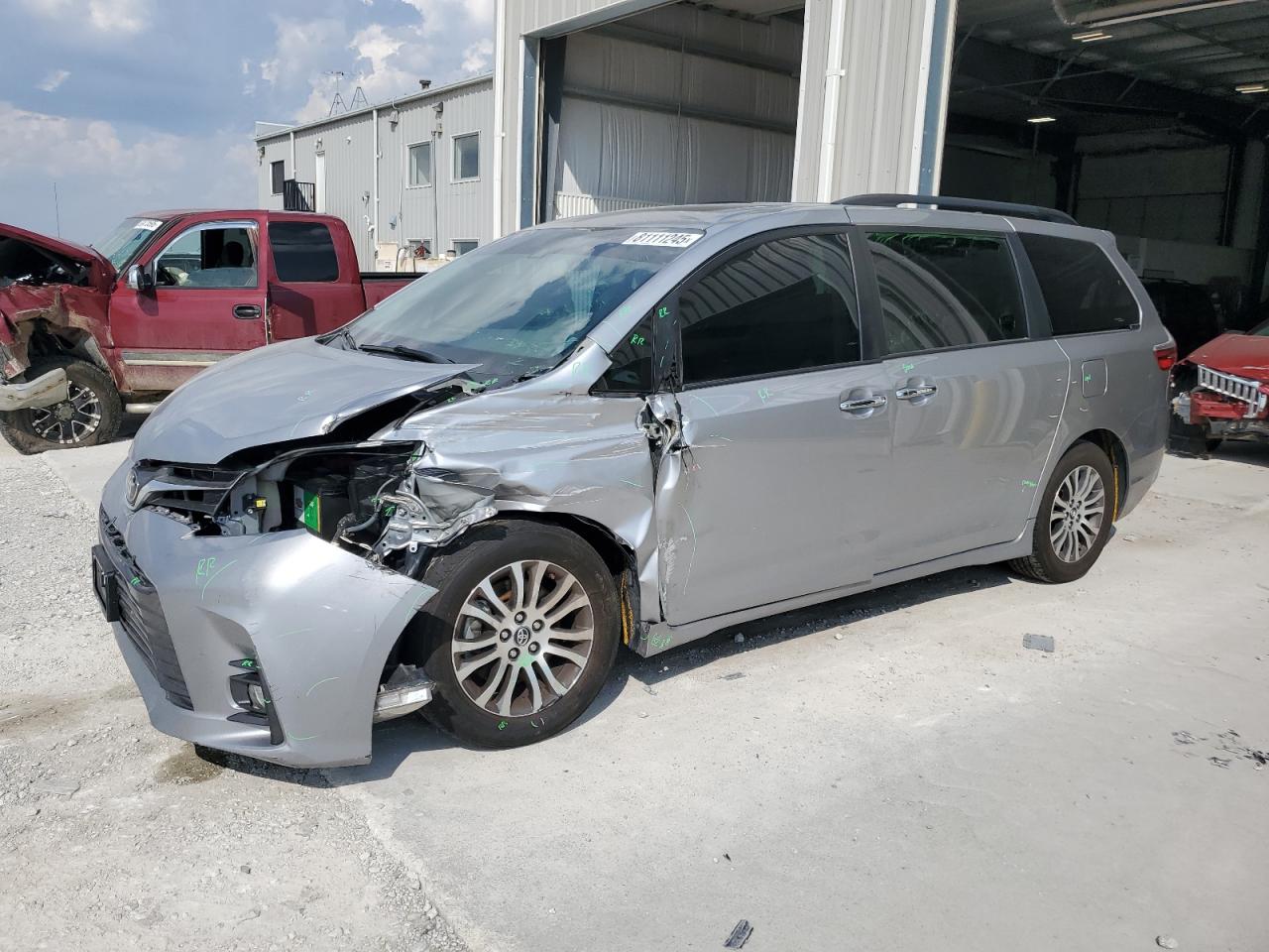 TOYOTA SIENNA XLE
