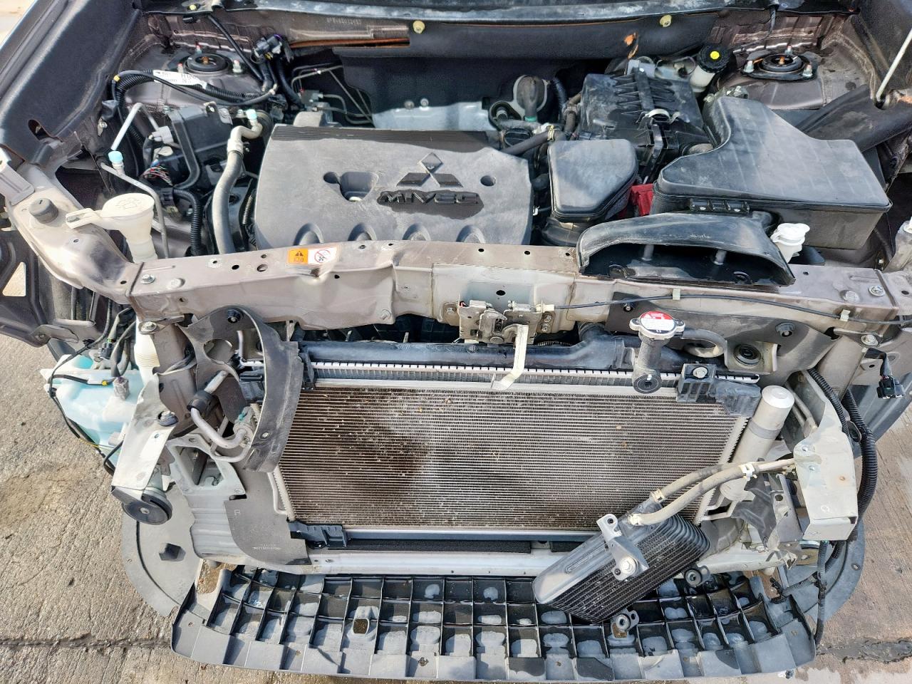 MITSUBISHI OUTLANDER SE