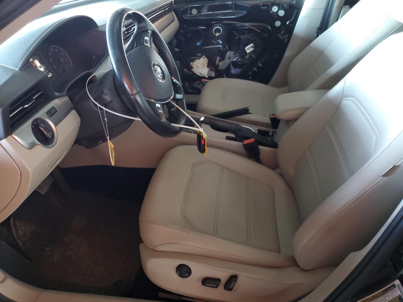 VOLKSWAGEN PASSAT SE