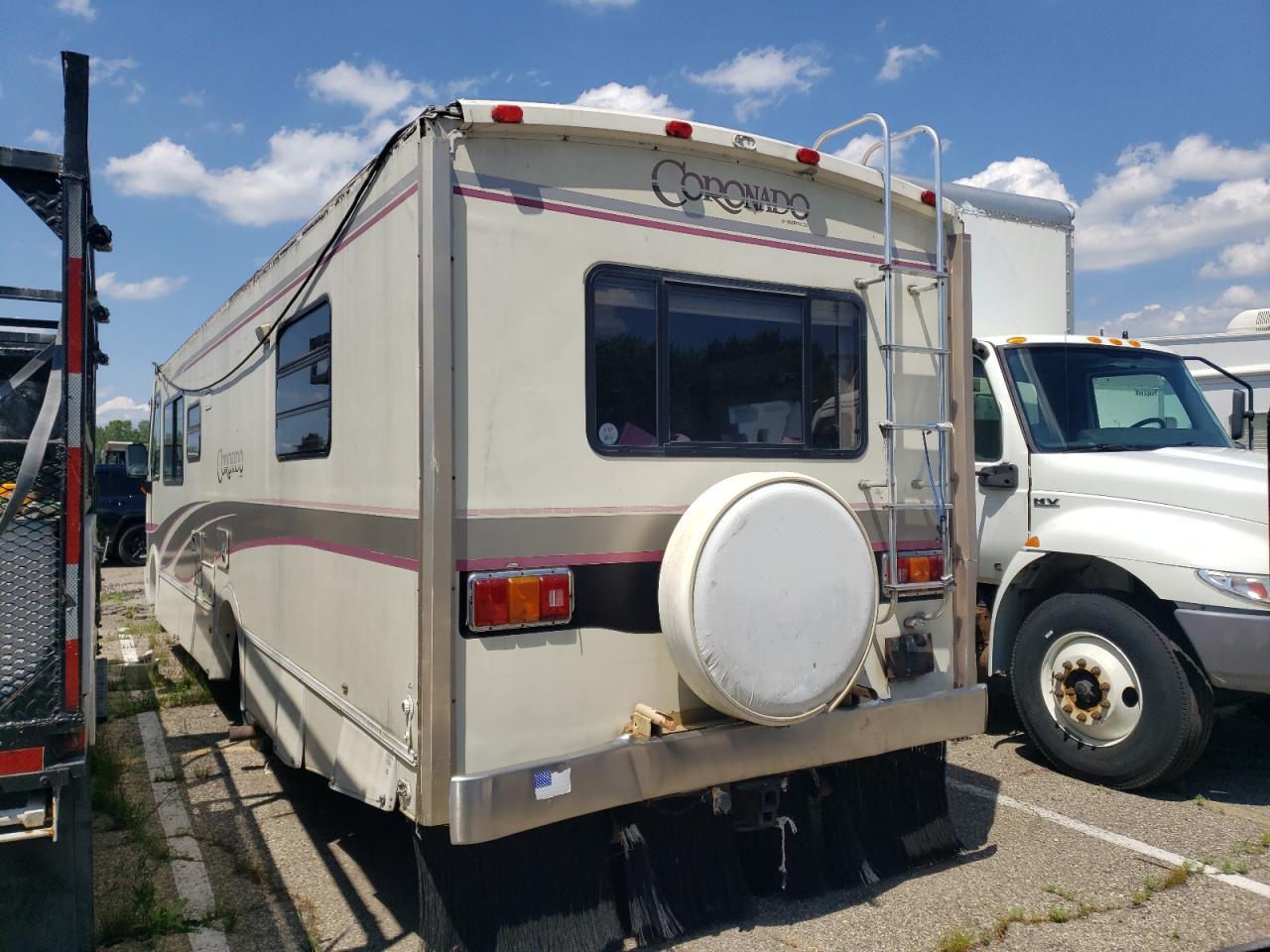 Lot #3277015165 1993 CHEVROLET P30
