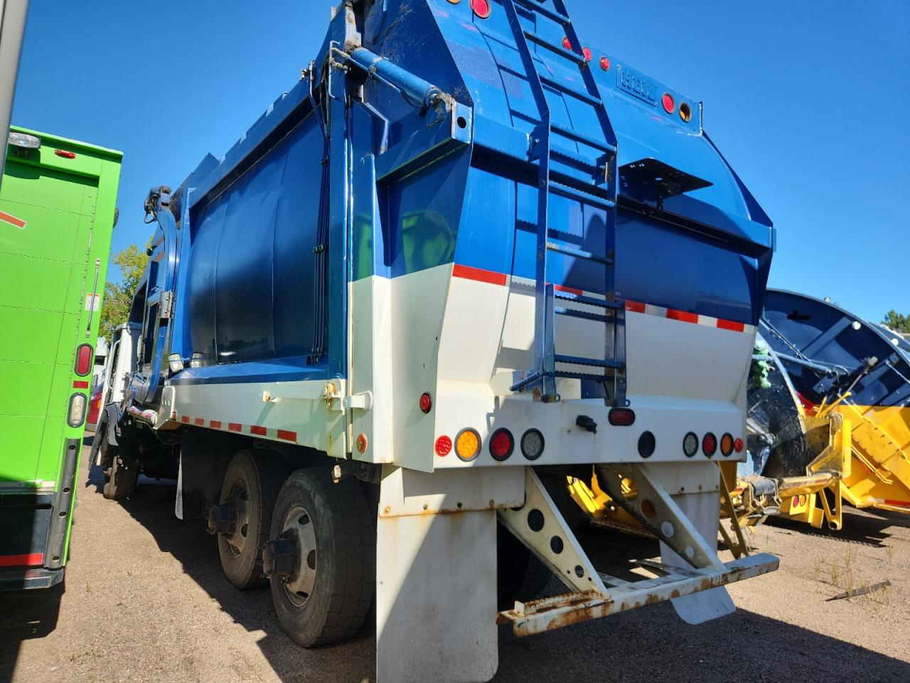 Lot #3268952250 2010 MACK 600 LEU600