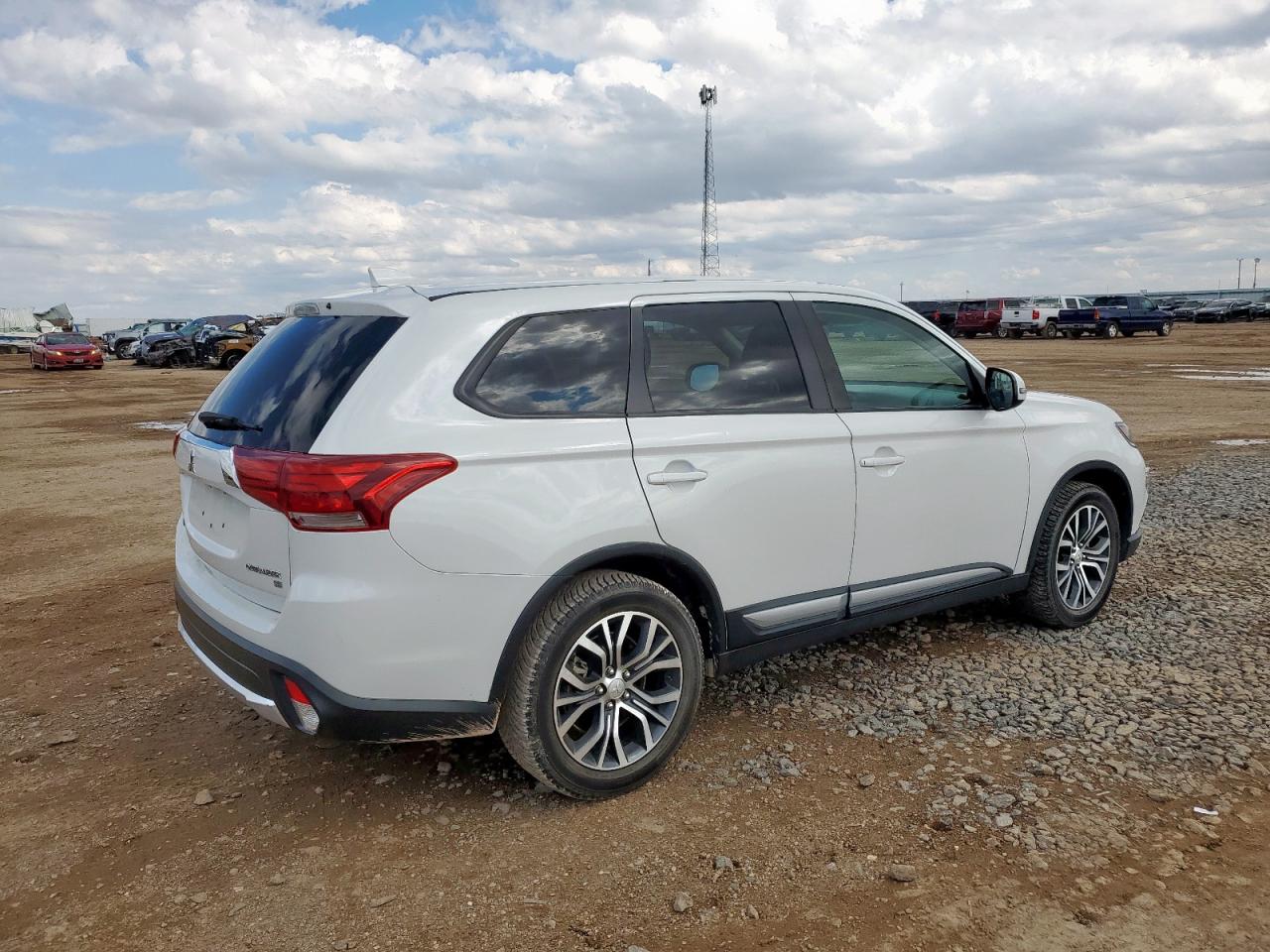 MITSUBISHI OUTLANDER SE