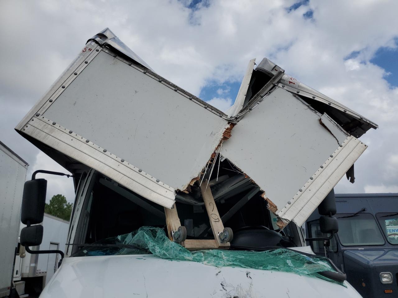 Lot #3304609457 2019 HINO 258/268