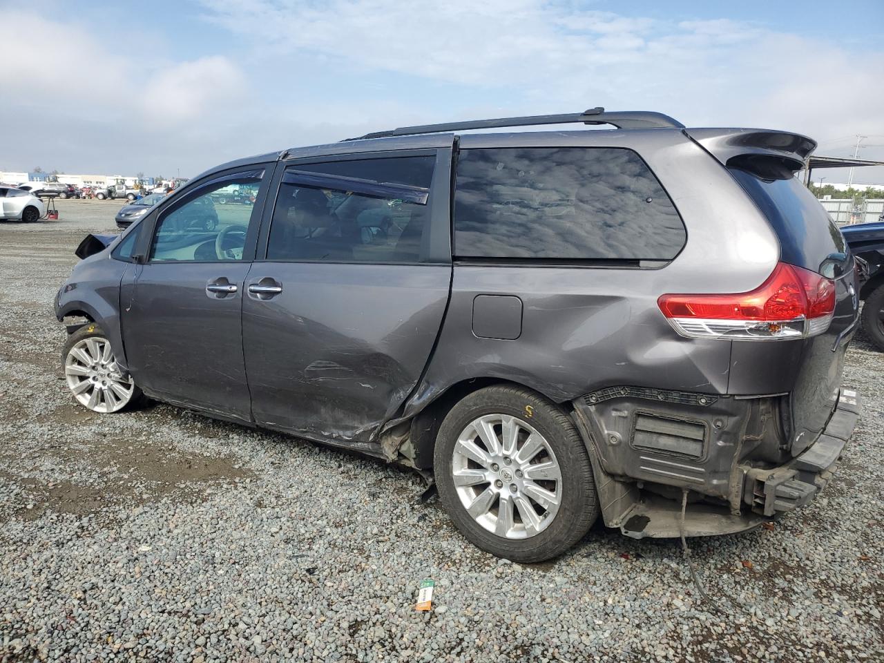 Lot #3319230705 2011 TOYOTA SIENNA XLE