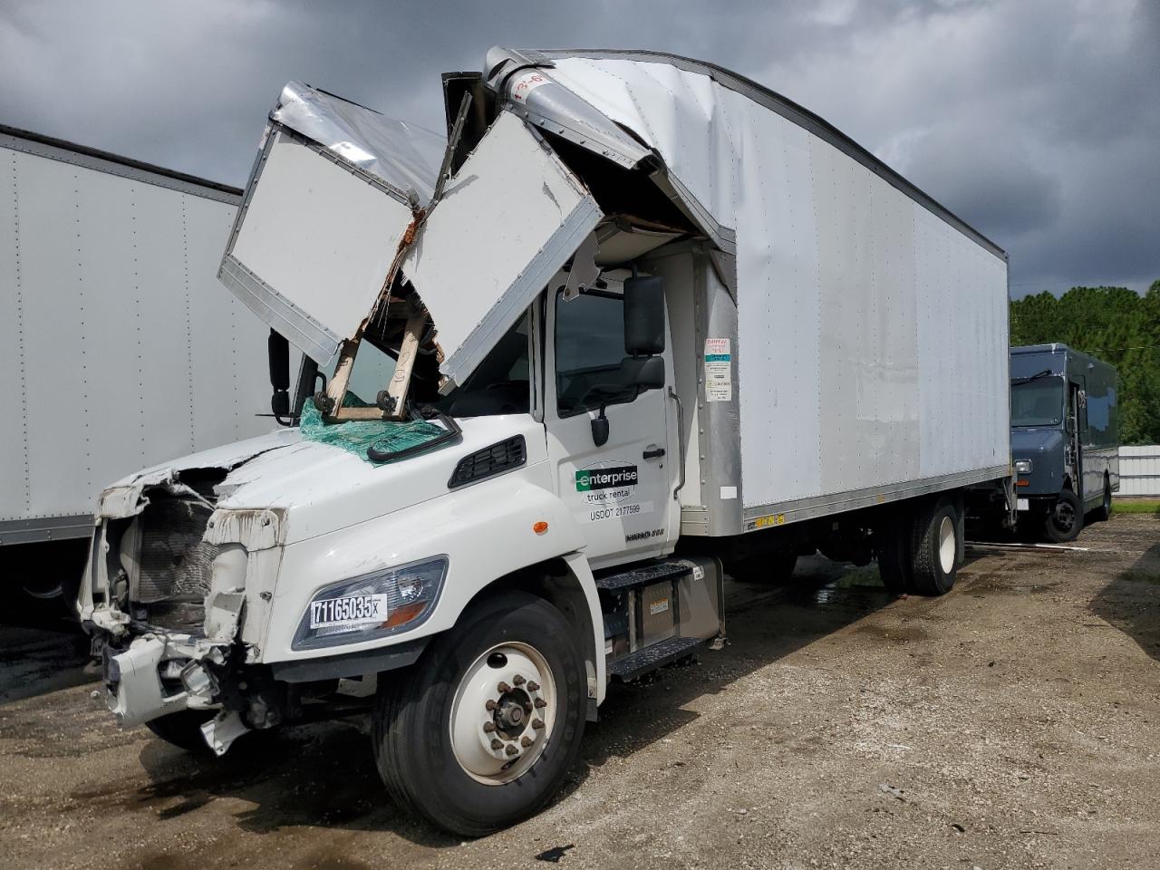 Lot #3304609457 2019 HINO 258/268