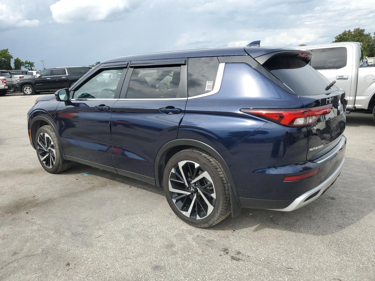 MITSUBISHI OUTLANDER SE