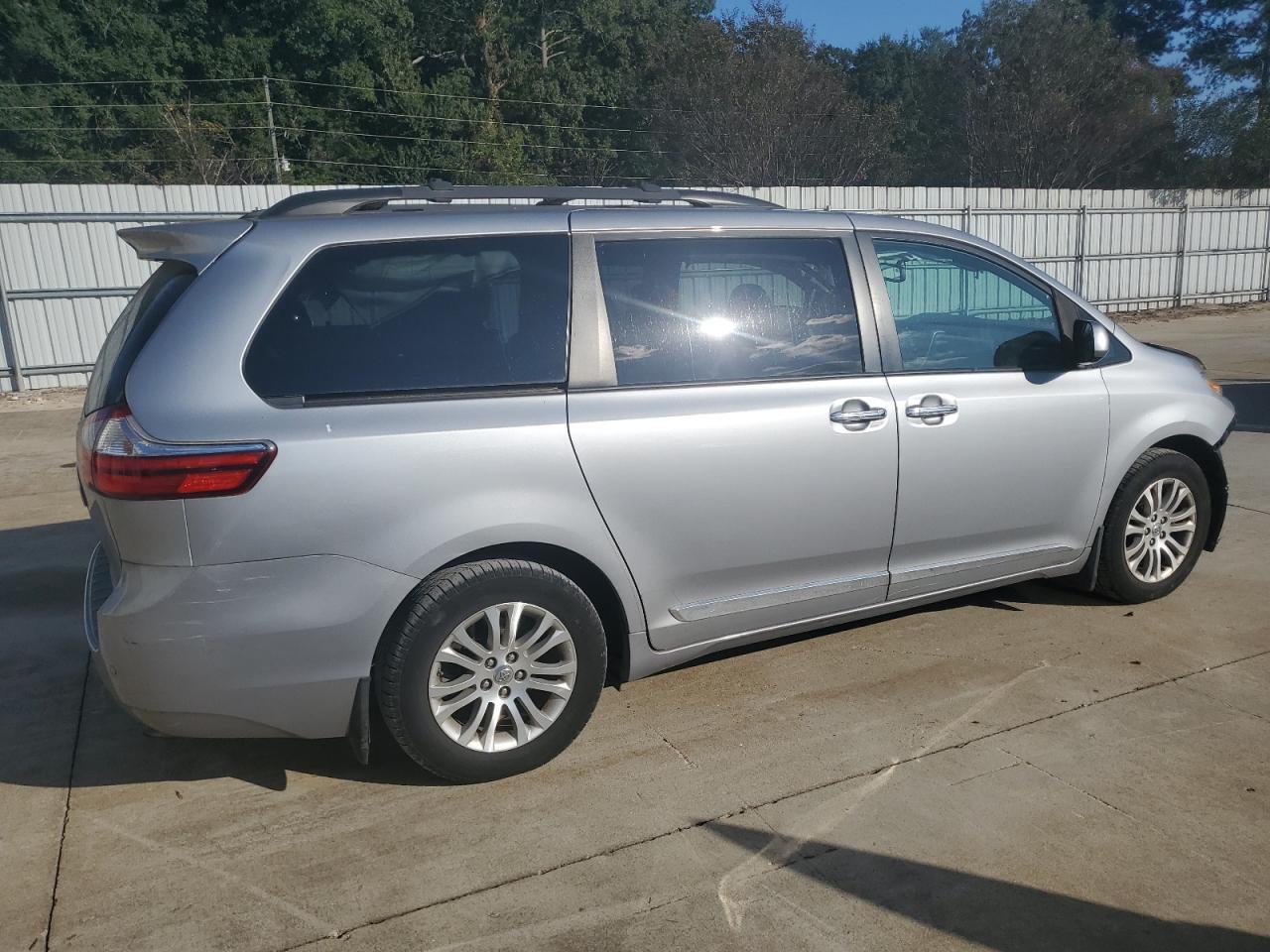 TOYOTA SIENNA XLE