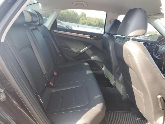2017 VOLKSWAGEN PASSAT R-L 1VWDT7A32HC056782