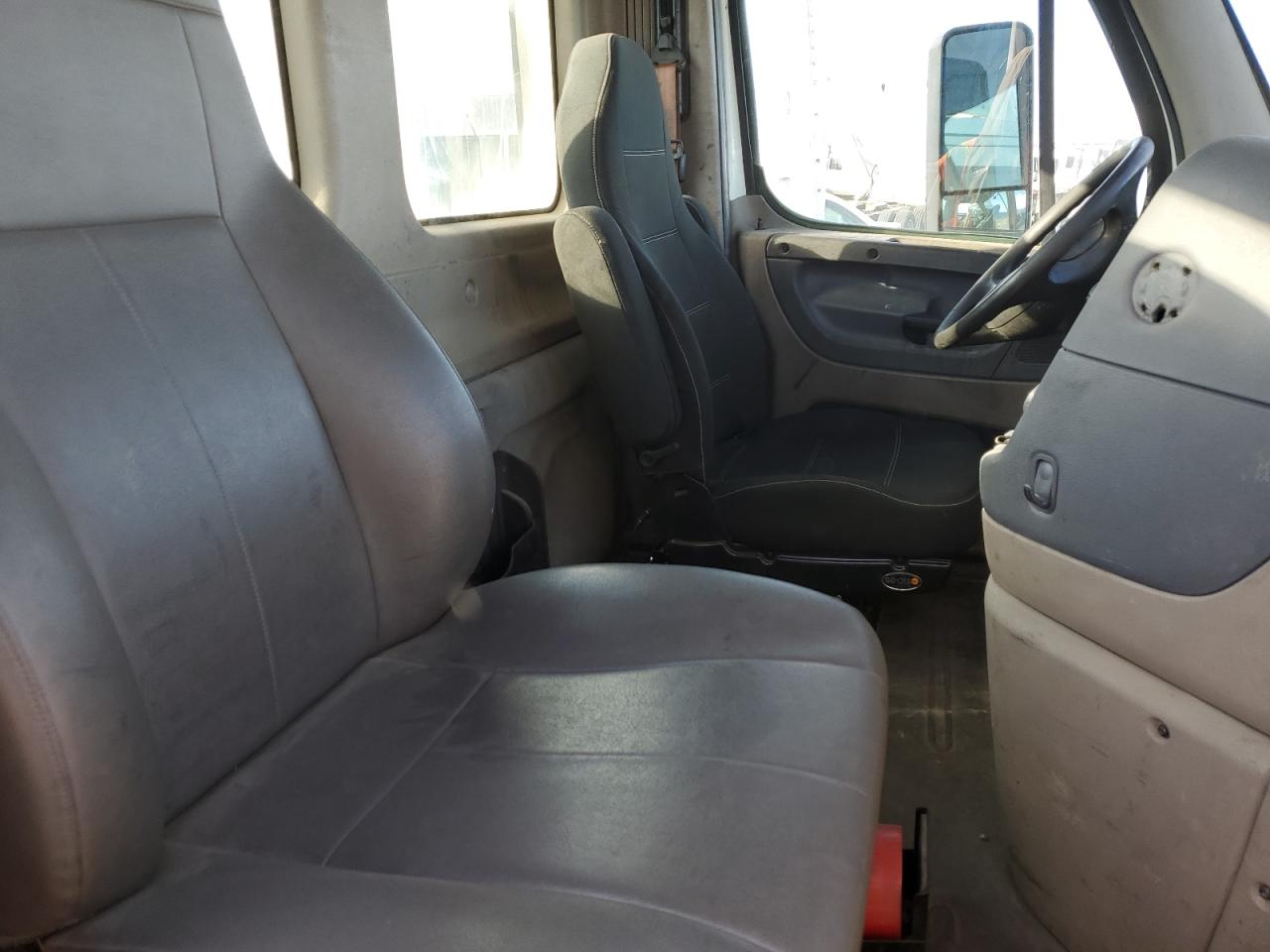 Lot #3245408402 2016 FREIGHTLINER CASCADIA 1