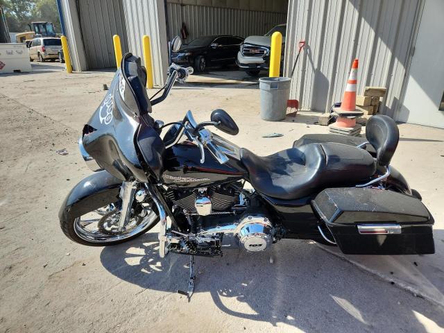 2011 HARLEY-DAVIDSON FLHX - 1HD1KBM14BB671402