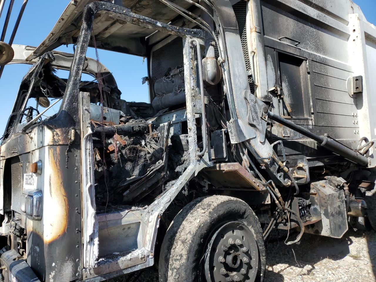 Lot #3263896672 2014 PETERBILT 320