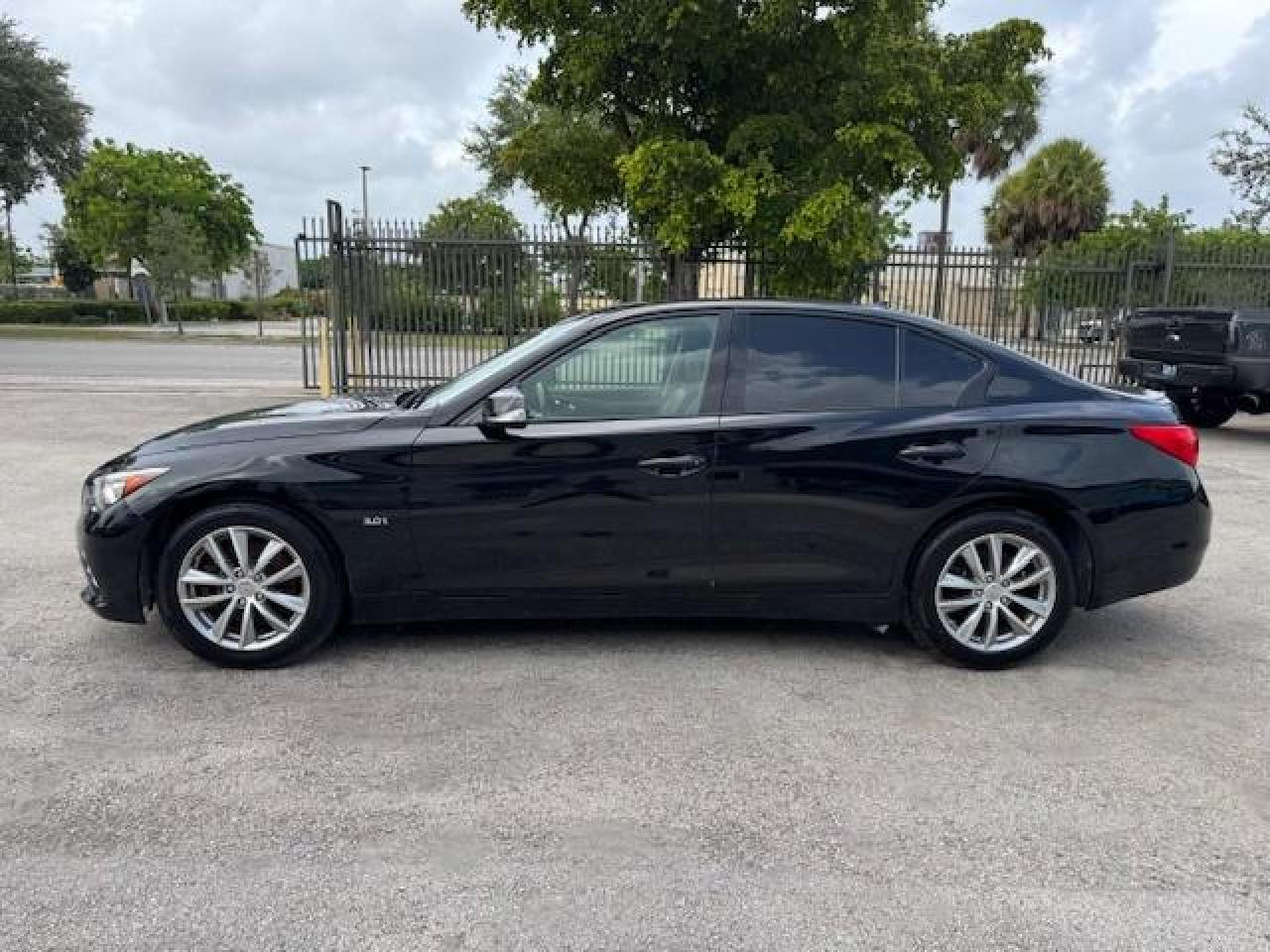 INFINITI Q50 PREMIUM