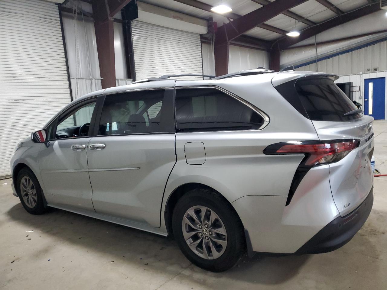 Lot #3311722229 2021 TOYOTA SIENNA XLE