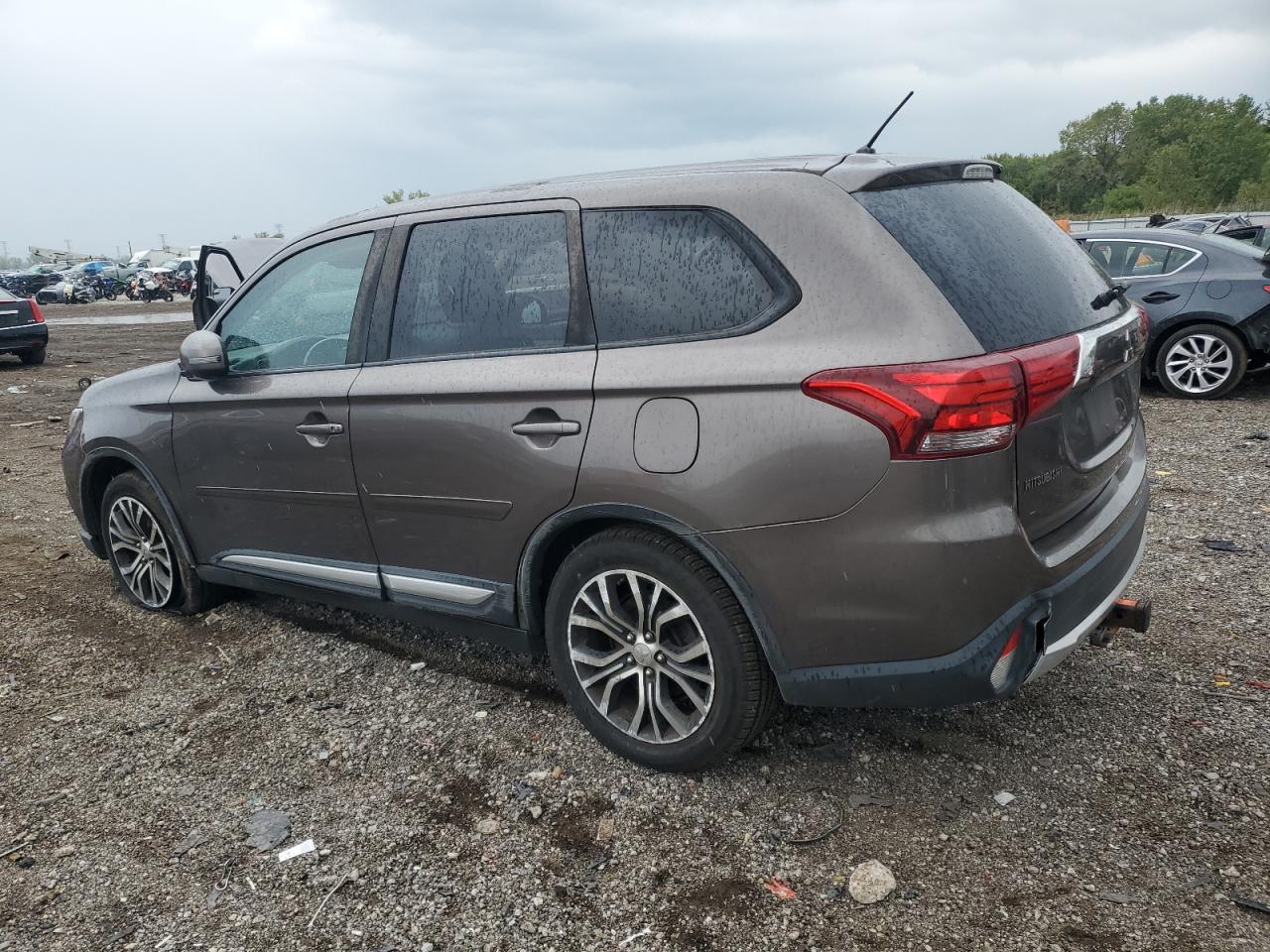 MITSUBISHI OUTLANDER SE