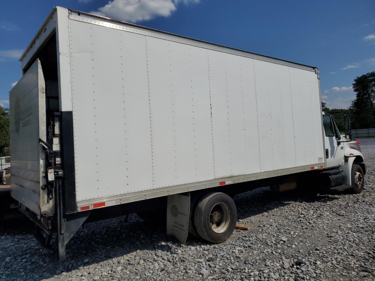 Lot #3235632605 2002 INTL 4000 4300