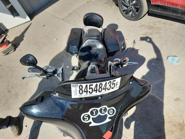 2011 HARLEY-DAVIDSON FLHX - 1HD1KBM14BB671402