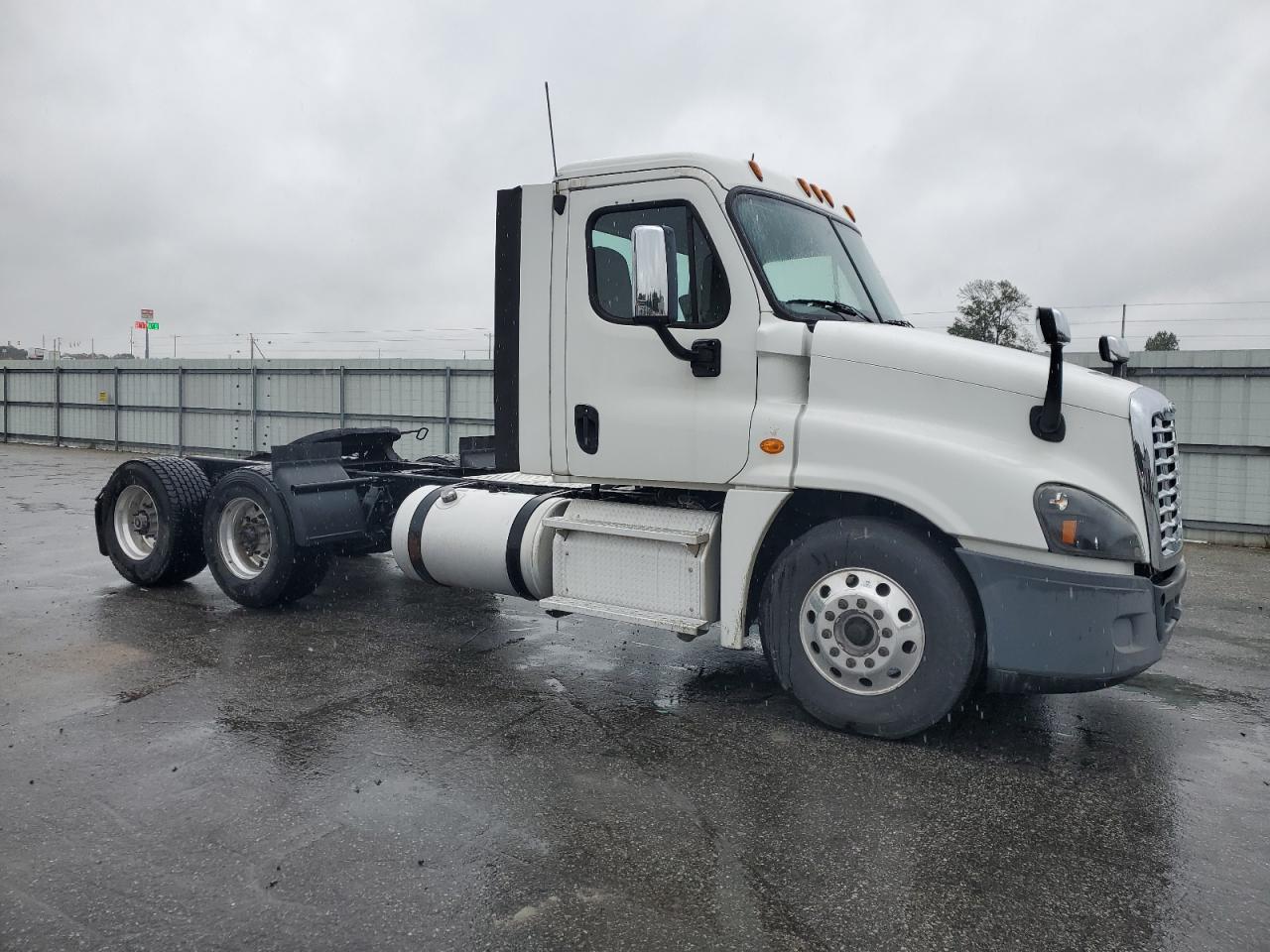 Lot #3264427434 2018 FREIGHTLINER CASCADIA 1