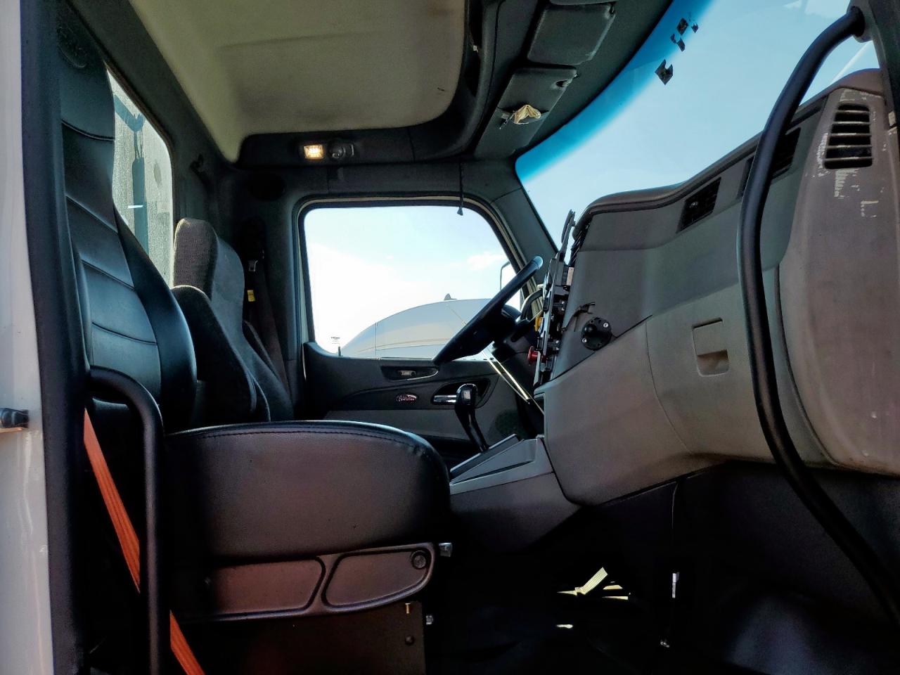 Lot #3284870018 2016 PETERBILT TRACTOR 579