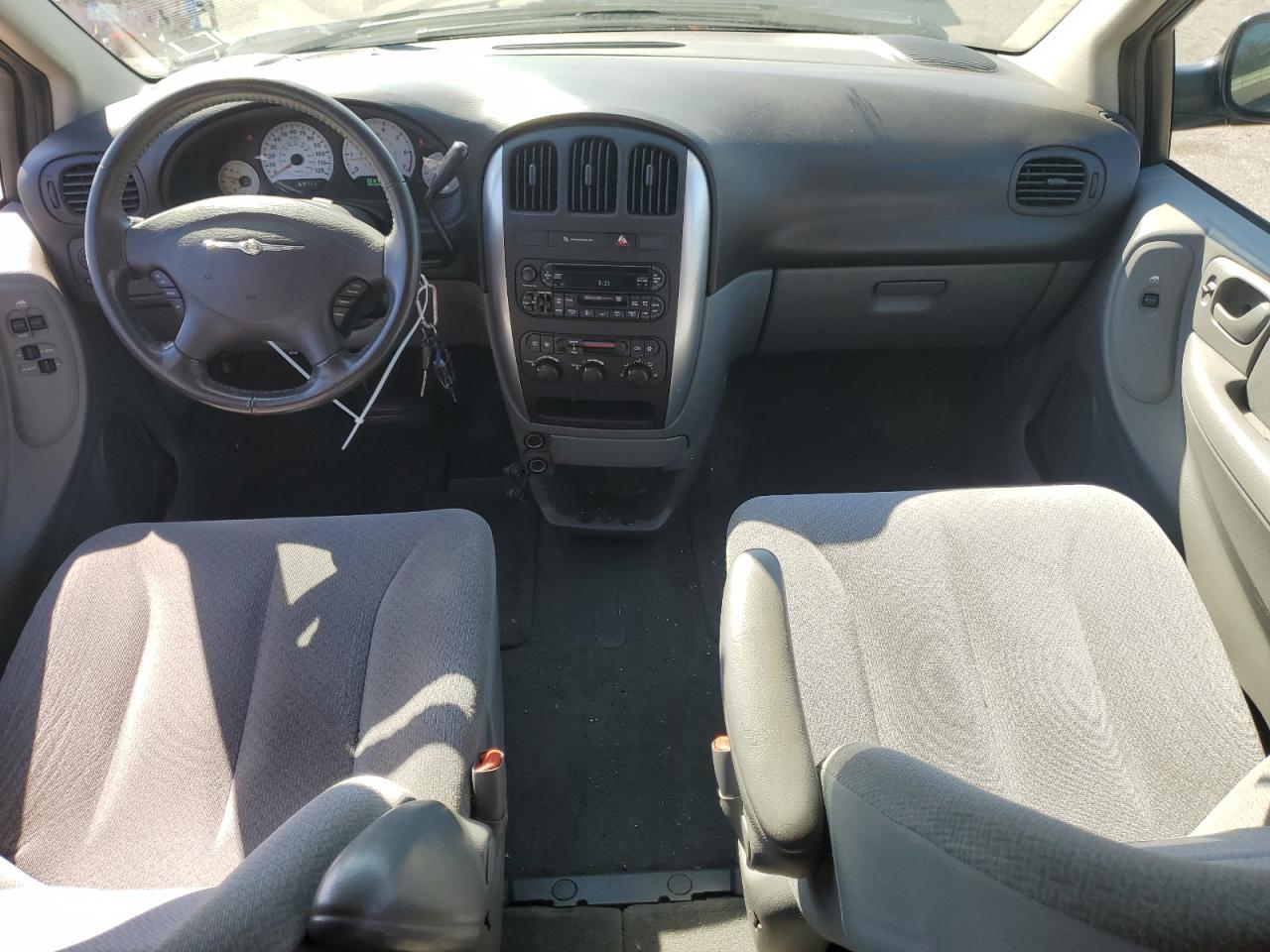 Lot #3281401027 2005 CHRYSLER TOWN AND C