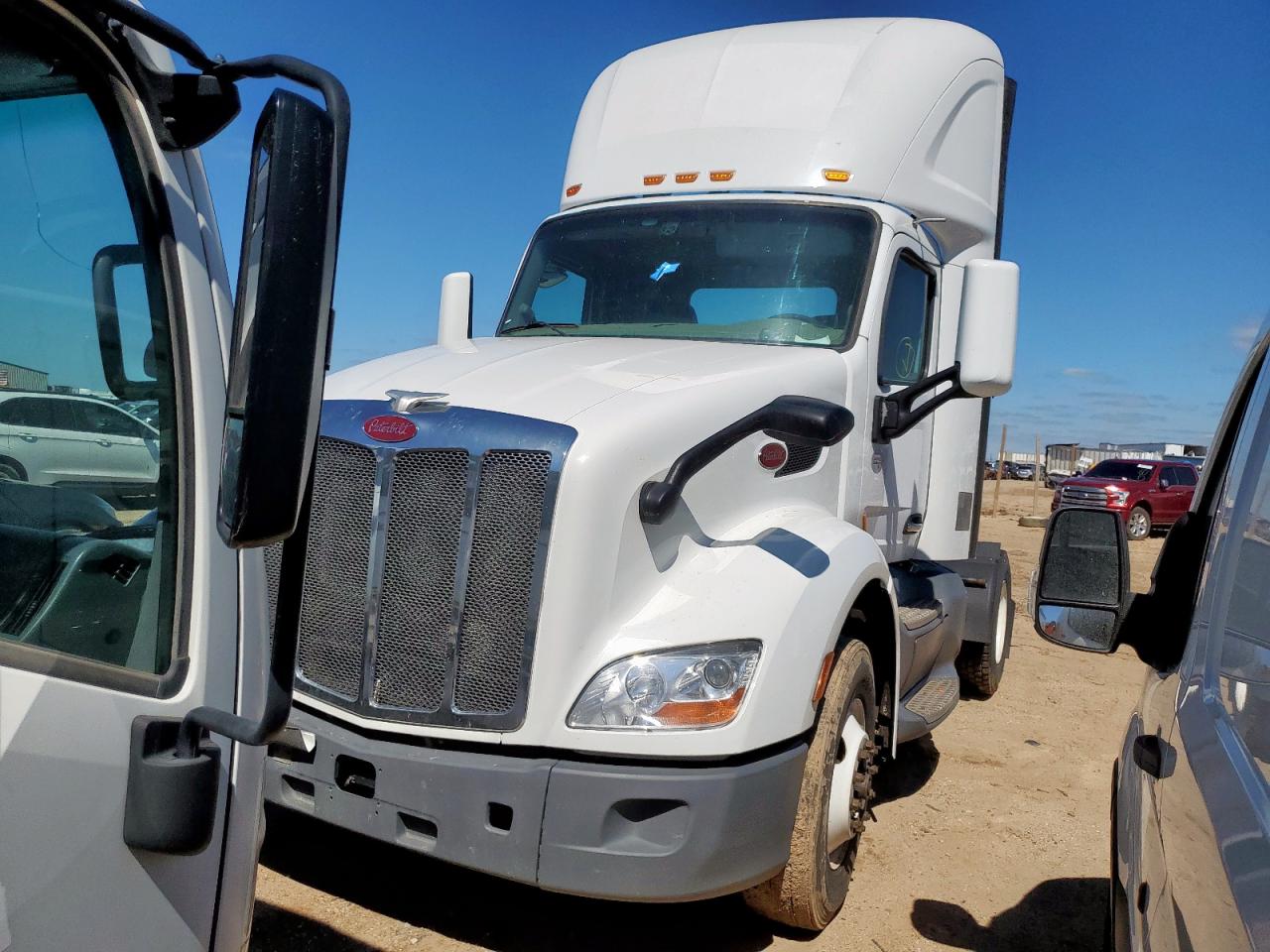 Lot #3284643375 2019 PETERBILT TRACTOR 579