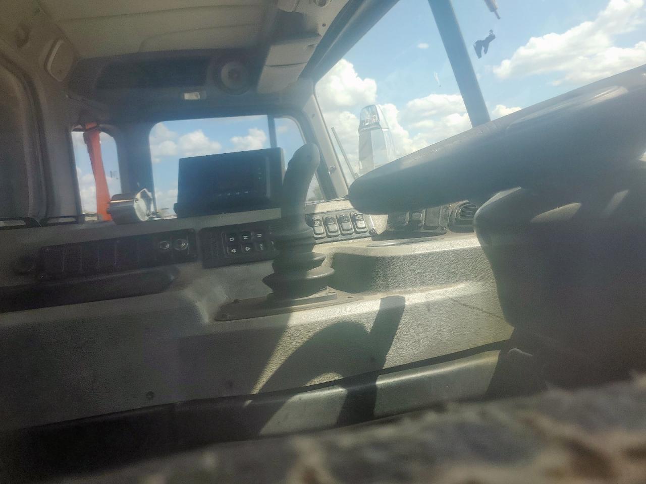 Lot #3256367334 2018 PETERBILT 320