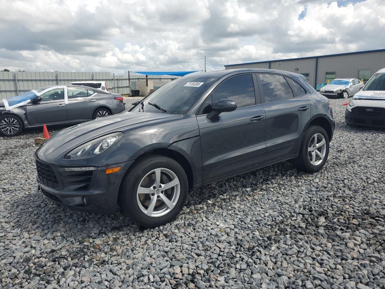 PORSCHE MACAN